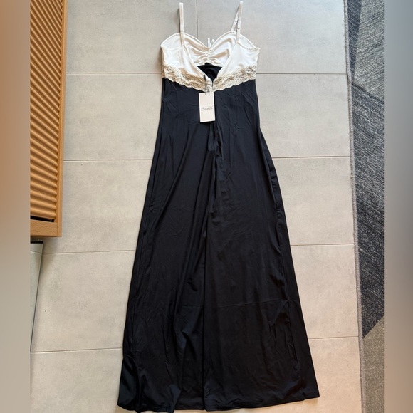 Elegant Black and White Women's Dress - Picture 5 of 8